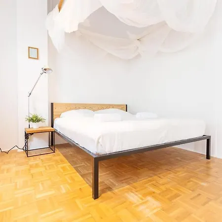 아파트호텔 Boutique Lofts & Am Park 4*